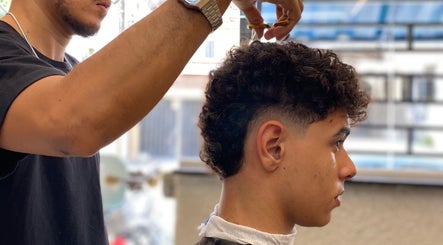 Corte de cabelo em Kauã Ripardo Barbershop, Ceará, Ceará, BR, destacando estilo moderno e profissionalismo.