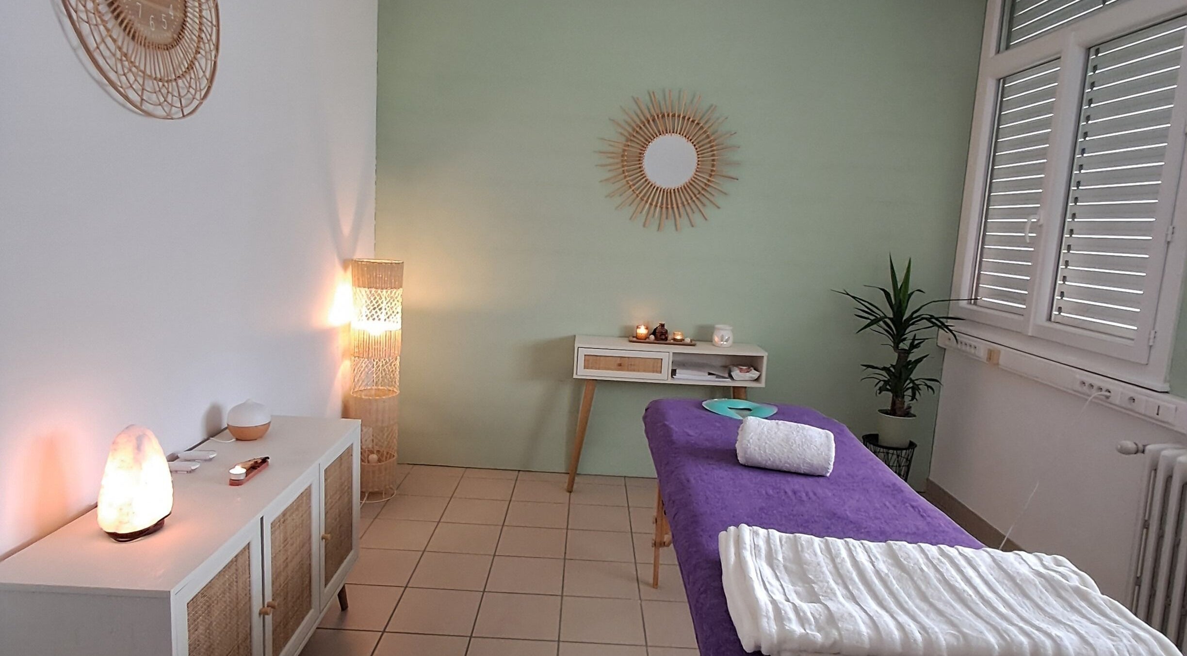 Salle de massage apaisante à Orél’à Détente, Vieu-d'izenave, Auvergne-rhône-alpes, FR.