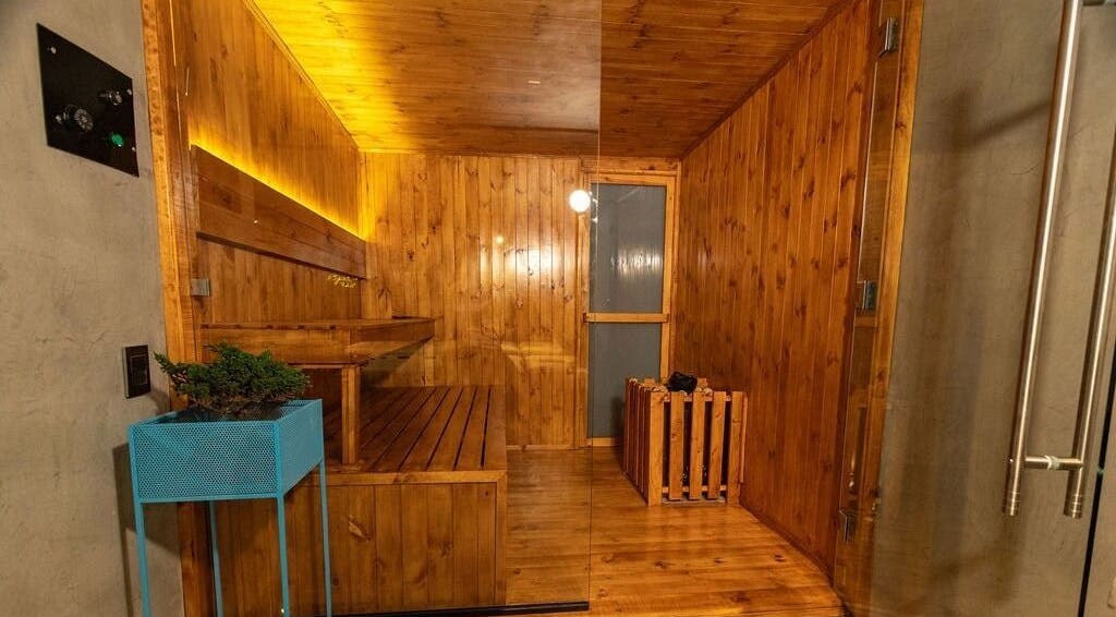 Sauna de madera en Biospa VIP, Bogotá, Bogotá, CO, ofreciendo relajación y bienestar.