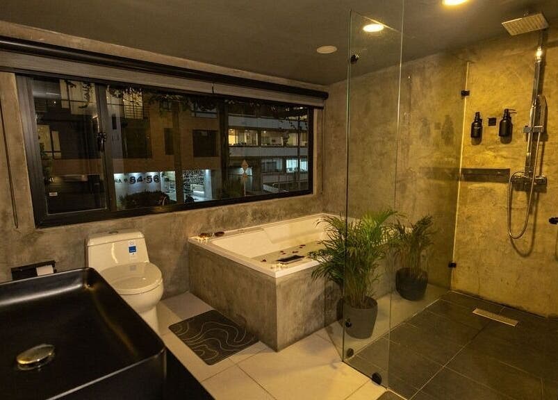 Suite de relajación en Biospa VIP, Bogotá, Bogotá, CO, con bañera y ducha moderna.