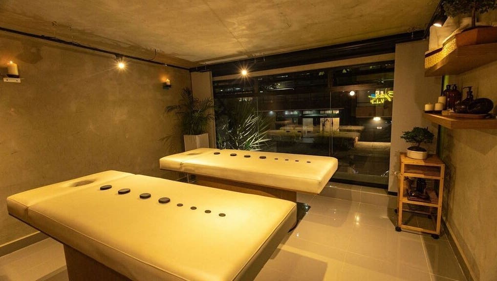 Sala de masajes elegante en BioSpa, Bogotá, D.c., Bogotá, D.c., CO, con camas de masaje y ambiente cálido.