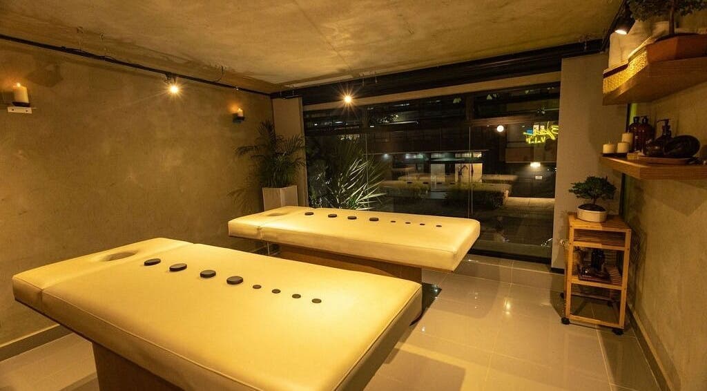 Sala de masajes elegante en BioSpa, Bogotá, D.c., Bogotá, D.c., CO, con camas de masaje y ambiente cálido.