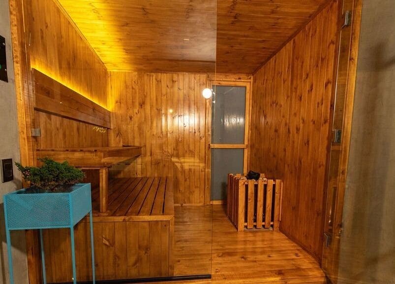 Sauna de madera en BioSpa, Bogotá, D.c., CO, ofrece un ambiente cálido y acogedor para relajación completa.