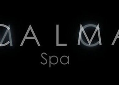 Logotipo minimalista de Calma Spa en Tulum, Quintana Roo, MX, destacando elegancia y serenidad.
