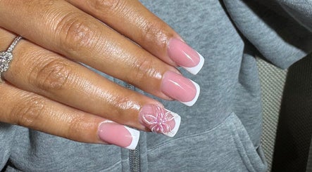 Manucure française élégante avec motif floral à Le Salon 2 OD, Drancy, Île-de-France, FR.