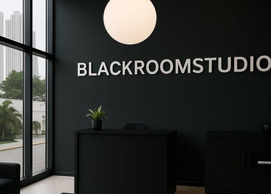 Recepción moderna de Black Room Studio en Panamá, Provincia De Panamá, PA, con diseño elegante y minimalista.