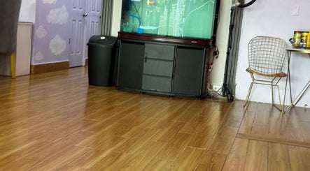 Suelo de madera y decoración moderna en Black Room Studio, Panamá, Provincia De Panamá, PA