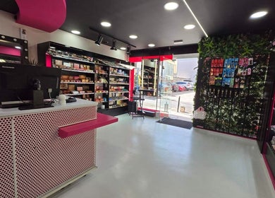 Το εσωτερικό του W7 Professional Make Up στην Αχαρνες, GR, με εντυπωσιακά προϊόντα ομορφιάς στα ράφια.