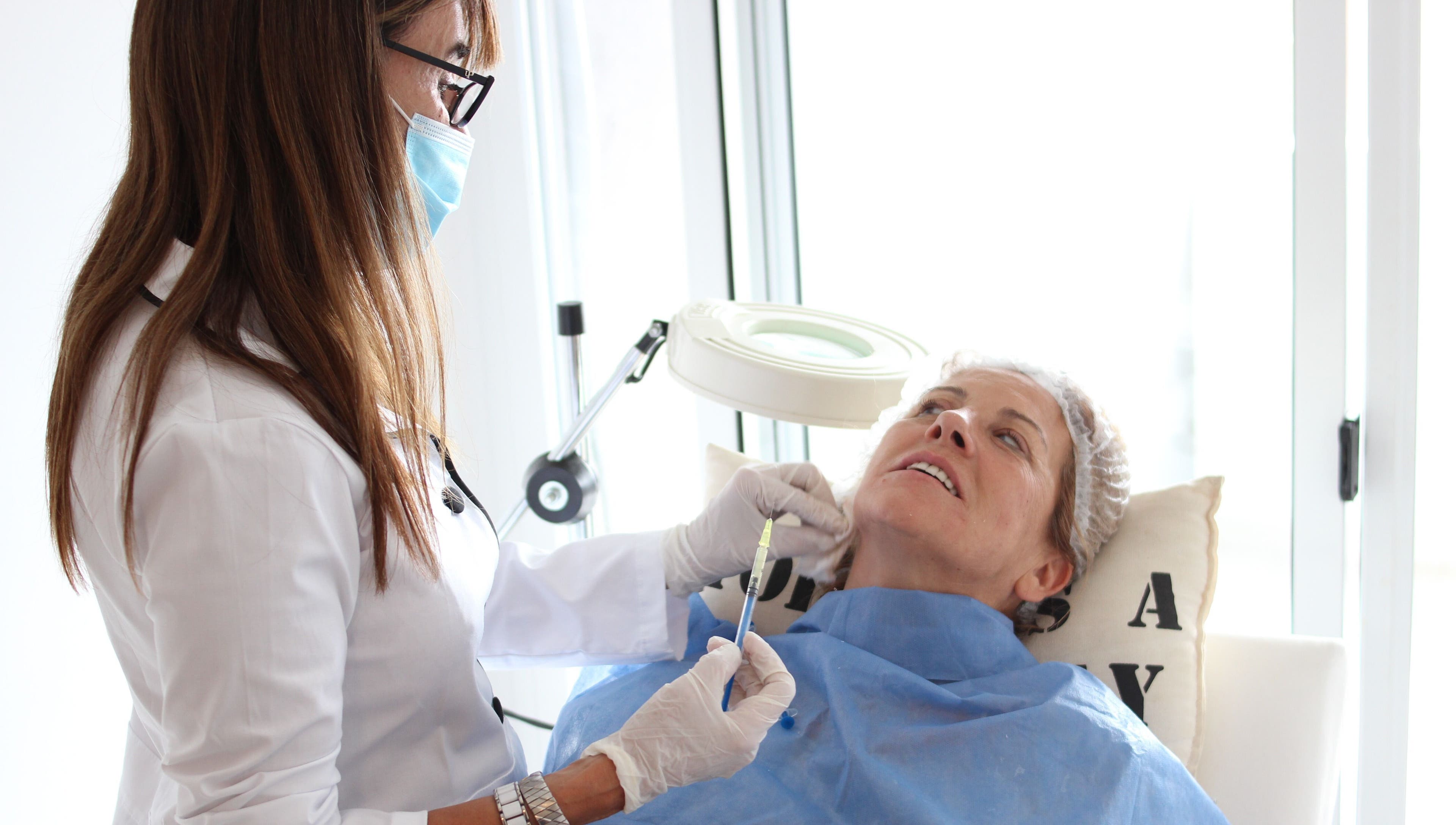 Dra. María Sánchez realiza un tratamiento facial en Córdoba, Córdoba, AR.