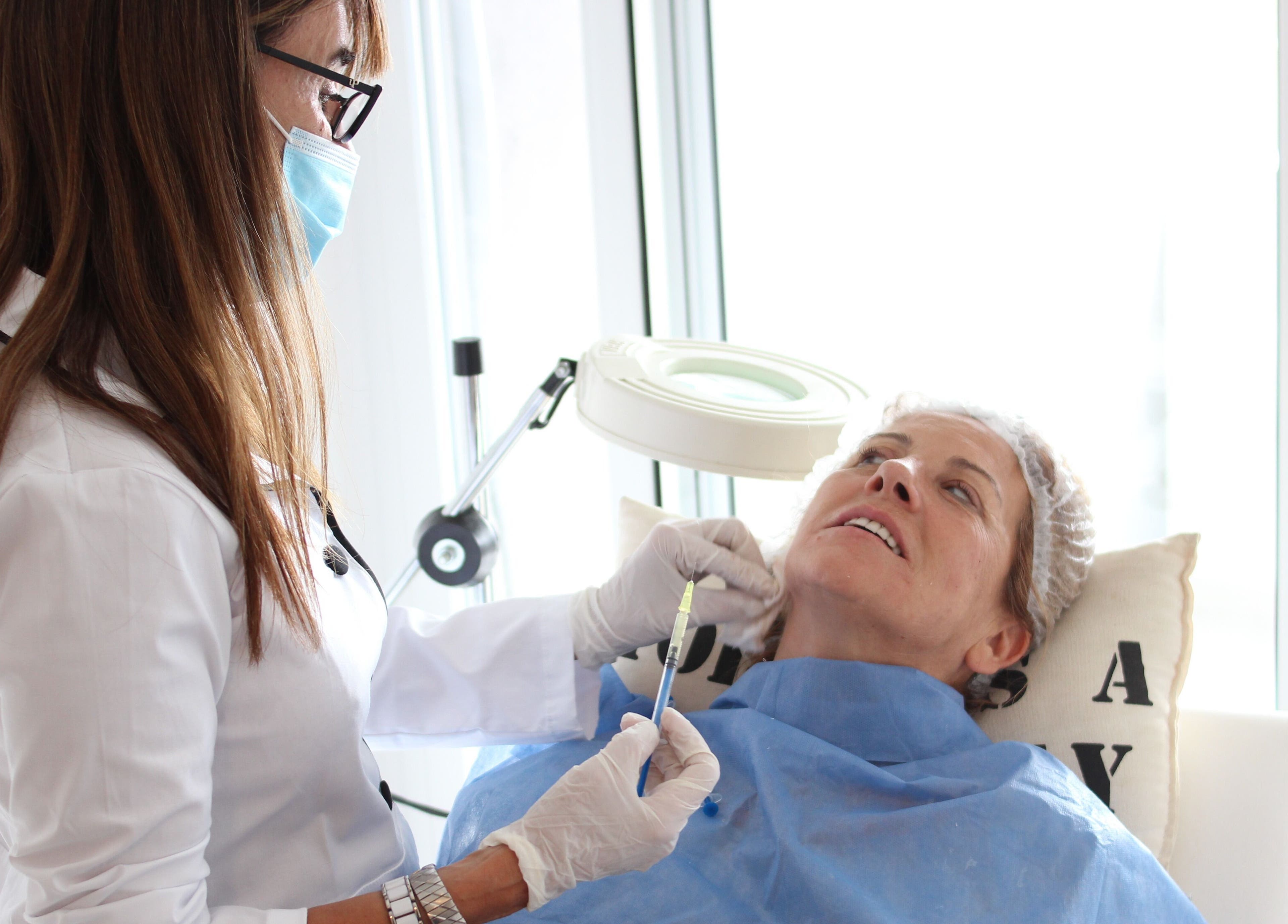 Dra. María Sánchez realiza un tratamiento facial en Córdoba, Córdoba, AR.