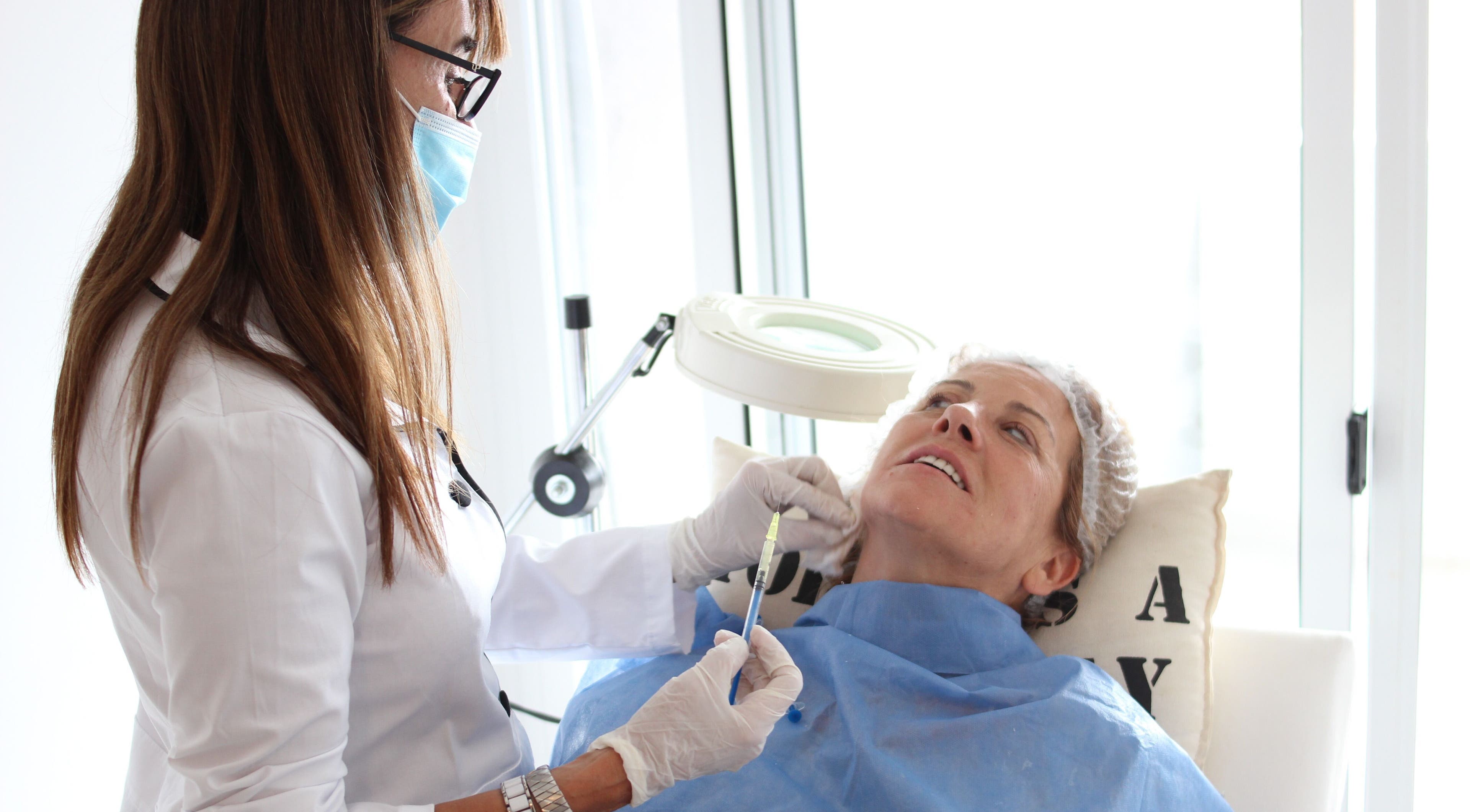 Dra. María Sánchez realiza un tratamiento facial en Córdoba, Córdoba, AR.