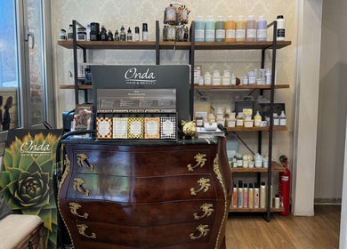 Mostrador decorado con productos de belleza en ONDA Hair & Beauty Salon, Barcelona, Catalunya, ES.