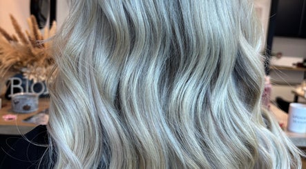 Elegant silver-blonde waves styled at Livedinbyerinx, Aberdeen, Scotland, GB.