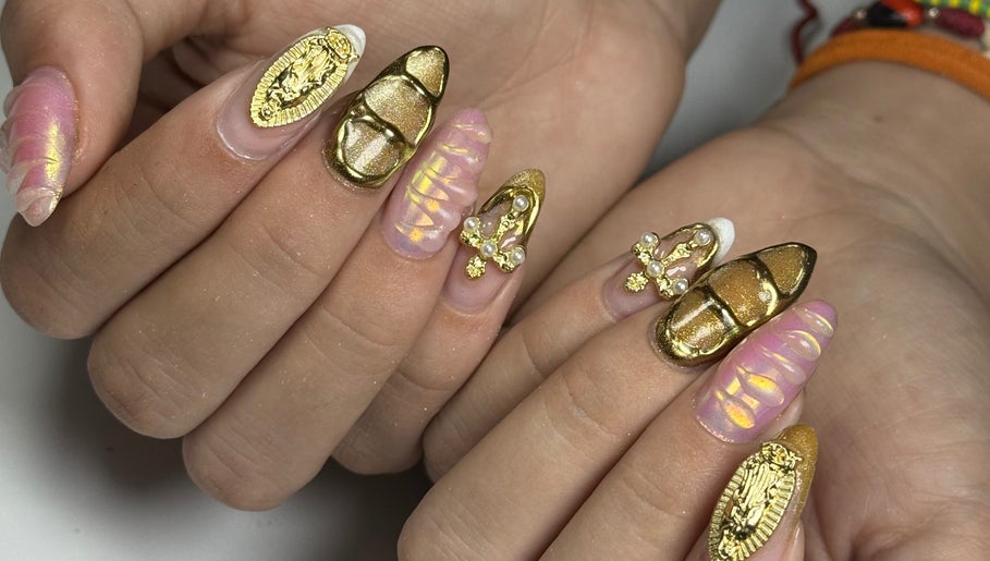 Arte de uñas doradas en Froggy Nails, Caracas, Miranda, VE, con detallados diseños brillantes.