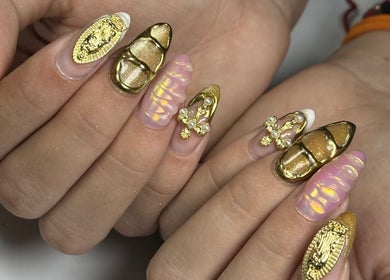 Arte de uñas doradas en Froggy Nails, Caracas, Miranda, VE, con detallados diseños brillantes.
