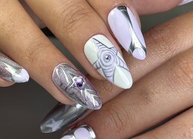 Diseño de uñas artístico en Froggy Nails, Caracas, Miranda, VE. Manicura elegante con detalles en plata.