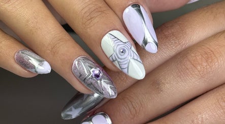 Diseño de uñas artístico en Froggy Nails, Caracas, Miranda, VE. Manicura elegante con detalles en plata.