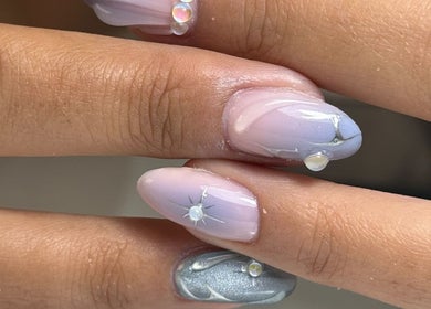 Diseño de uñas en tonos pastel con brillo en Froggy Nails, Caracas, Miranda, VE.