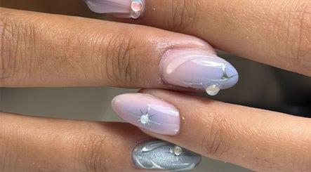Diseño de uñas en tonos pastel con brillo en Froggy Nails, Caracas, Miranda, VE.
