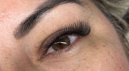 Detalle de extensiones de pestañas en KM Studio - Lashes&Brows, Portoviejo, Manabí, EC.
