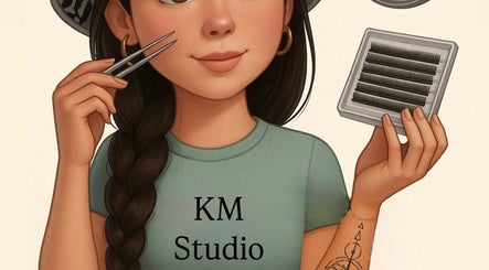 Arte digital de KM Studio - Lashes&Brows en Portoviejo, Manabí, EC, mostrando herramientas de pestañas.