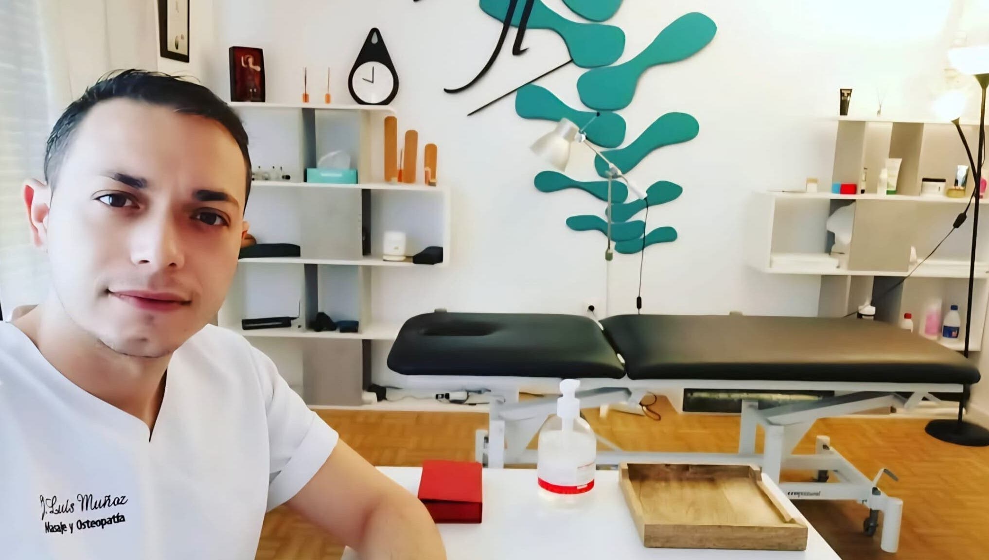 Interior de Jose Luis Muñoz Masaje y Osteopatía en Dos Hermanas, Andalucía, ES, mostrando camilla y decoraciones.