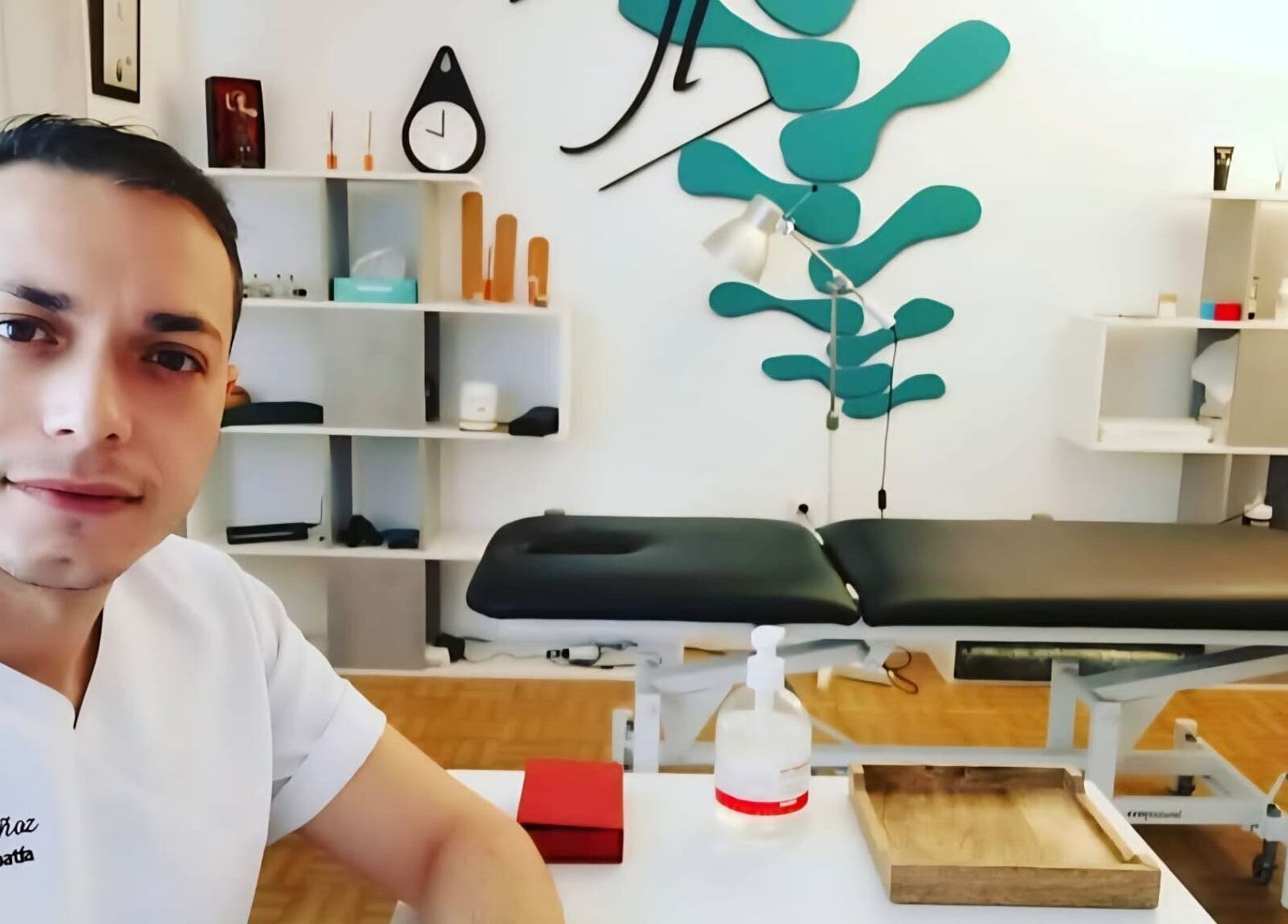 Interior de Jose Luis Muñoz Masaje y Osteopatía en Dos Hermanas, Andalucía, ES, mostrando camilla y decoraciones.