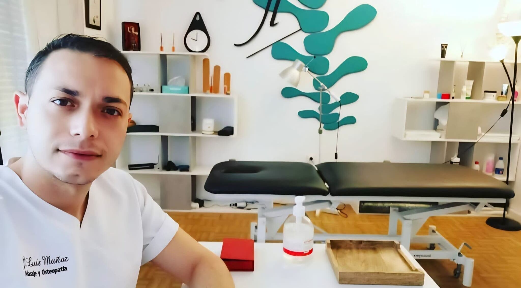 Interior de Jose Luis Muñoz Masaje y Osteopatía en Dos Hermanas, Andalucía, ES, mostrando camilla y decoraciones.