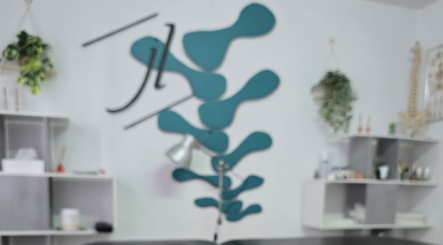 Interior de Jose Luis Muñoz Masaje y Osteopatía en Dos Hermanas, Andalucía, ES, con decoración relajante.