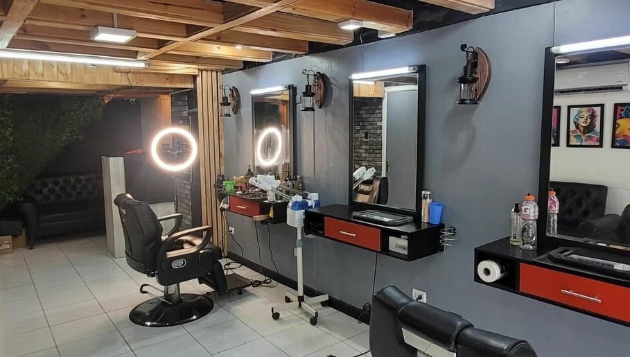 Interior moderno del barber f30 en Ayacucho, Ayacucho, PE con espejos y sillas estilizadas.