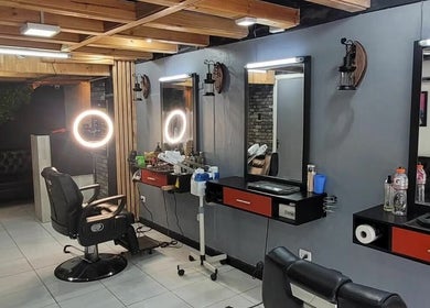 Interior moderno de barber f30 en Ayacucho, Ayacucho, PE con estaciones de corte bien iluminadas.