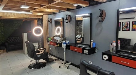 Interior moderno de barber f30 en Ayacucho, Ayacucho, PE con estaciones de corte bien iluminadas.