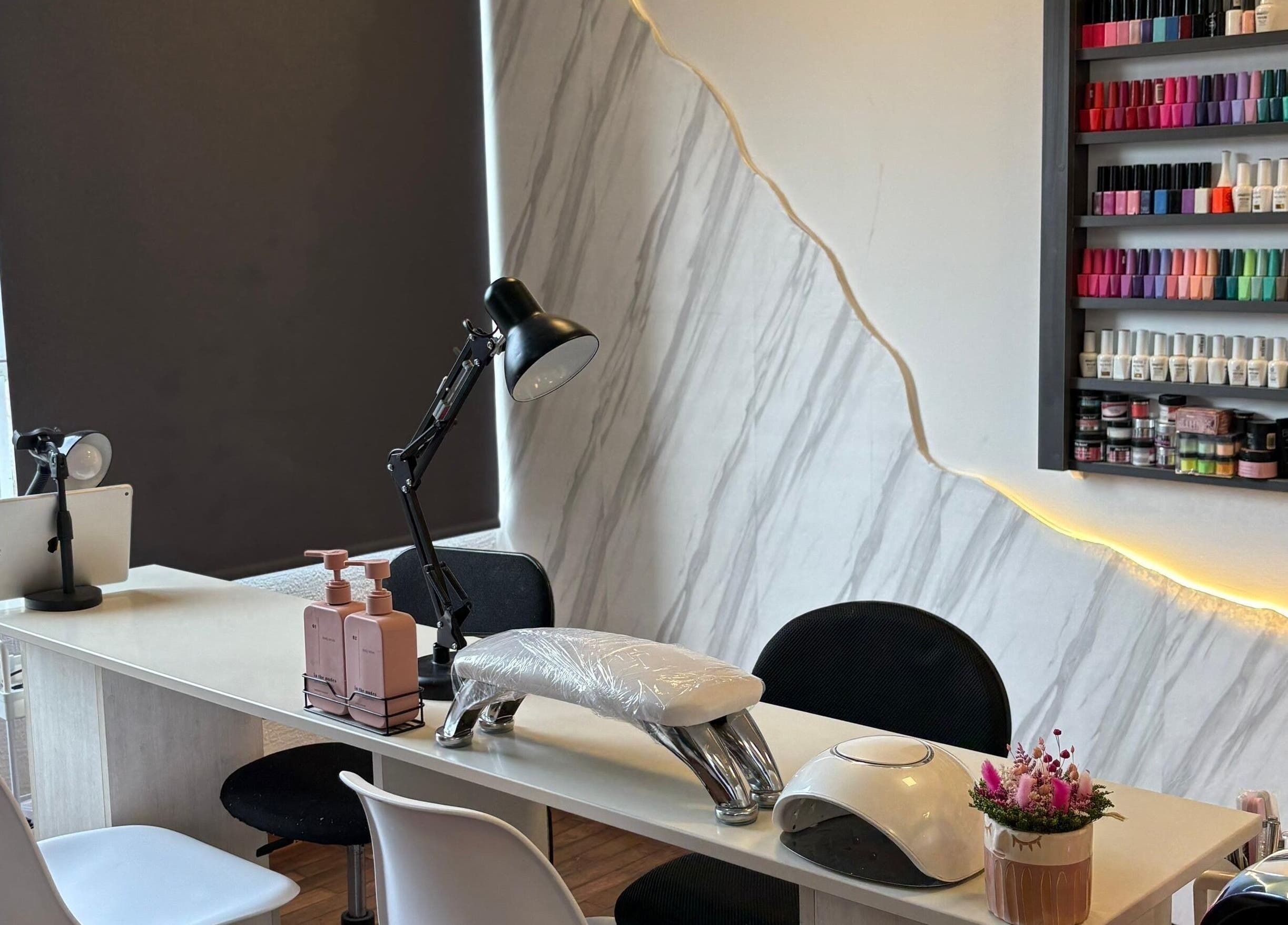 Mesa de manicura en Social Nails Club, Lima, Callao, PE, con estilo moderno y colores vibrantes de esmaltes.