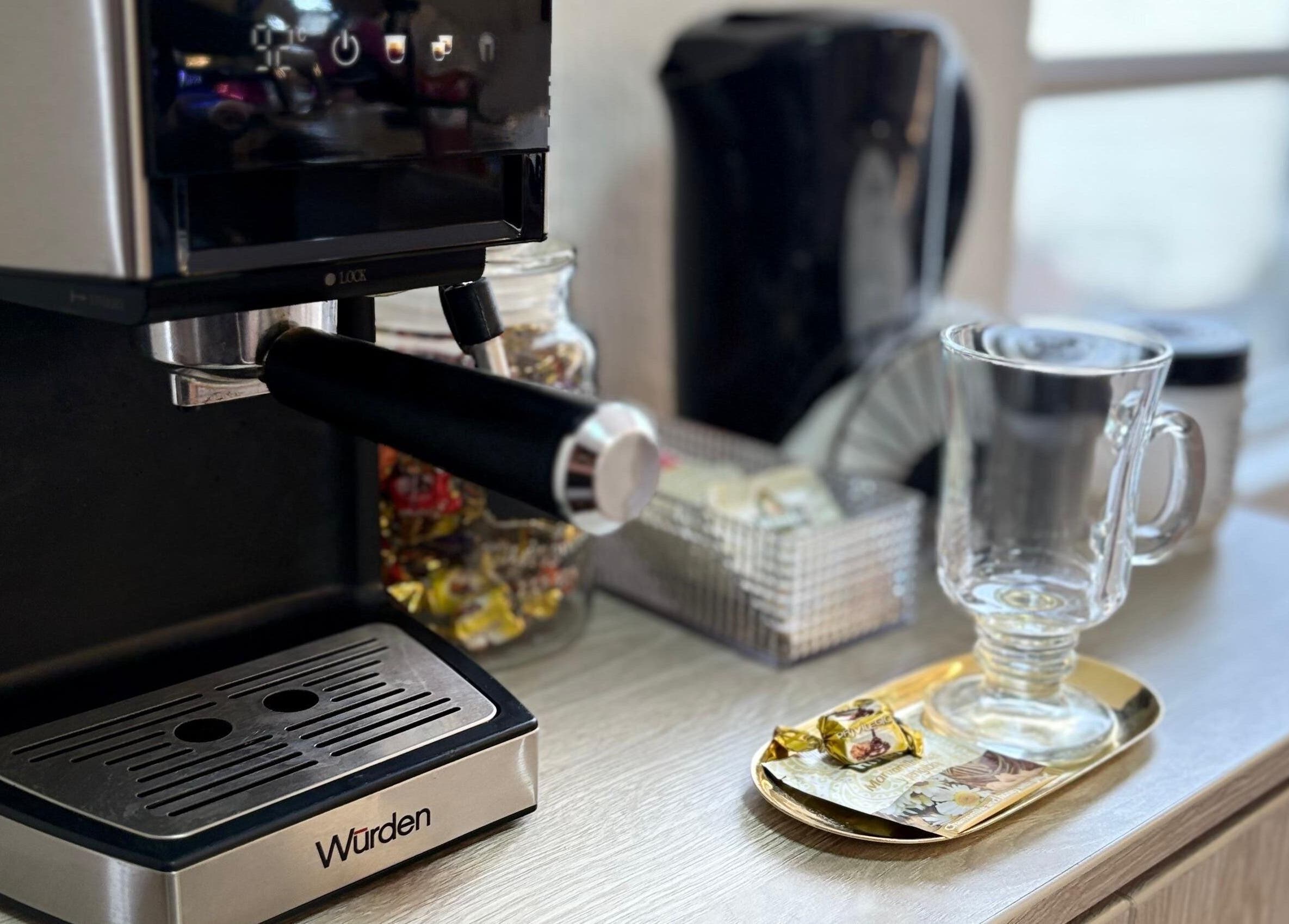 Cafetera moderna en Social Nails Club, Lima, Callao, PE, lista para consentir a los clientes.