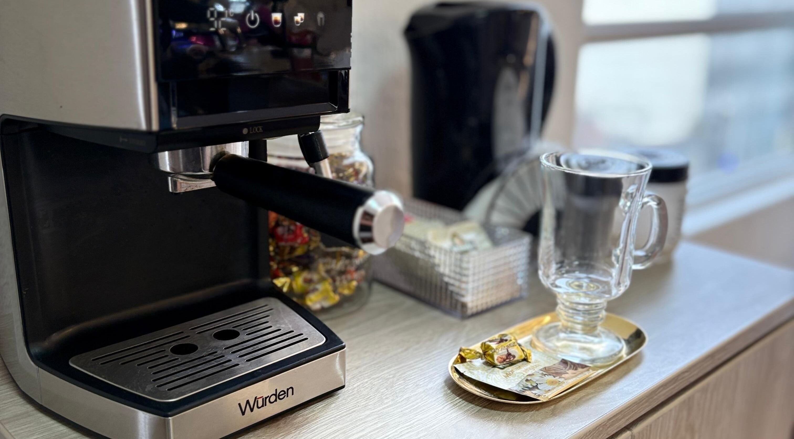 Cafetera moderna en Social Nails Club, Lima, Callao, PE, lista para consentir a los clientes.