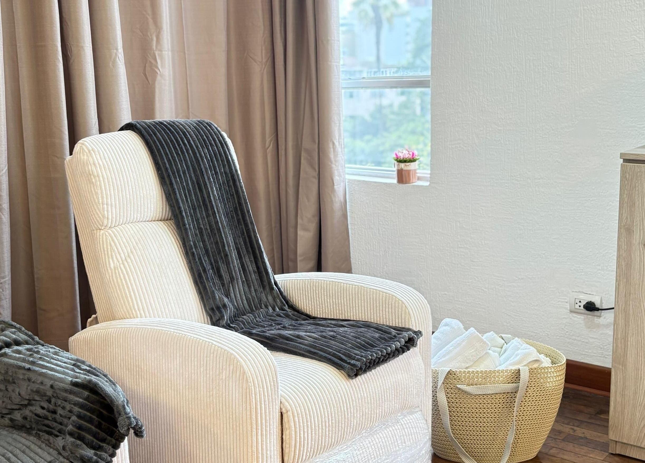 Zona de descanso en Social Nails Club, Lima, Callao, PE, con sillones cómodos y detalles acogedores.