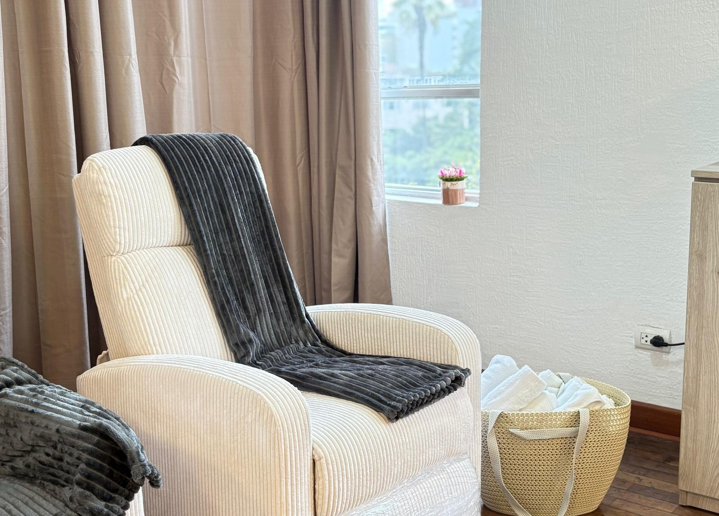 Zona de descanso en Social Nails Club, Lima, Callao, PE, con sillones cómodos y detalles acogedores.