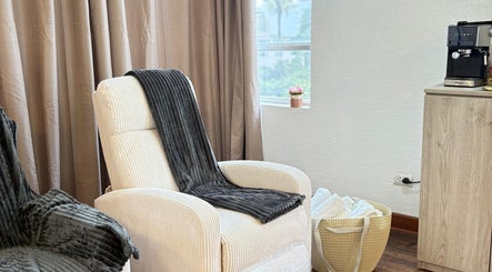 Zona de descanso en Social Nails Club, Lima, Callao, PE, con sillones cómodos y detalles acogedores.