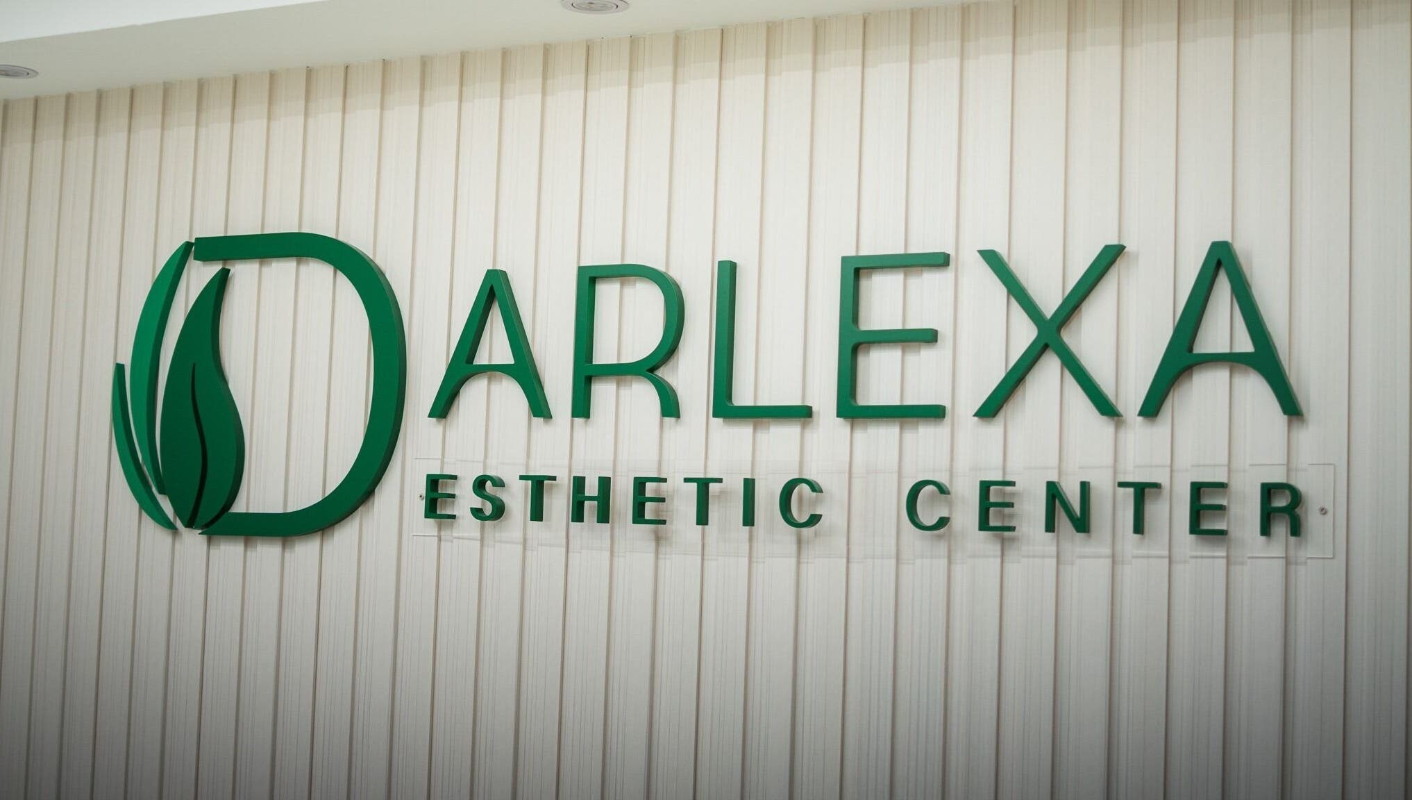 Letrero de Darlexa Esthetic Center en Santo Domingo, Distrito Nacional, DO, destacando su entrada.