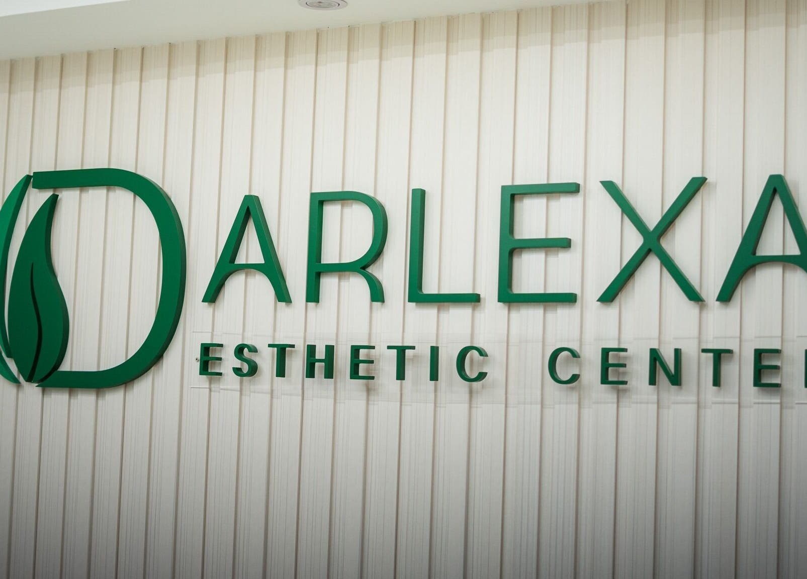 Letrero de Darlexa Esthetic Center en Santo Domingo, Distrito Nacional, DO, destacando su entrada.