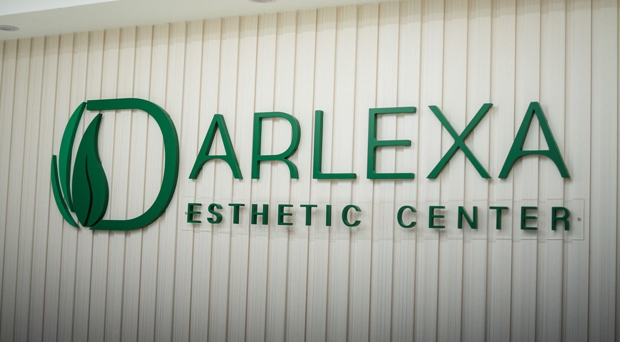 Letrero de Darlexa Esthetic Center en Santo Domingo, Distrito Nacional, DO, destacando su entrada.