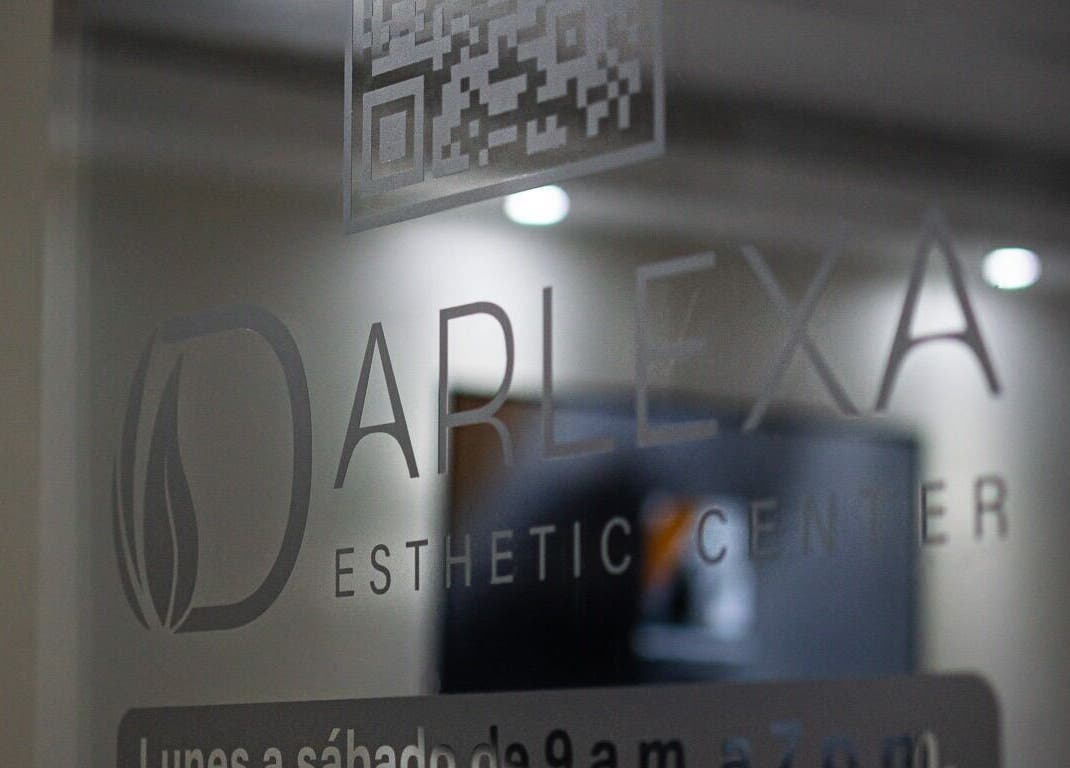 Entrada de vidrio del Darlexa Esthetic Center en Santo Domingo, Distrito Nacional, DO.