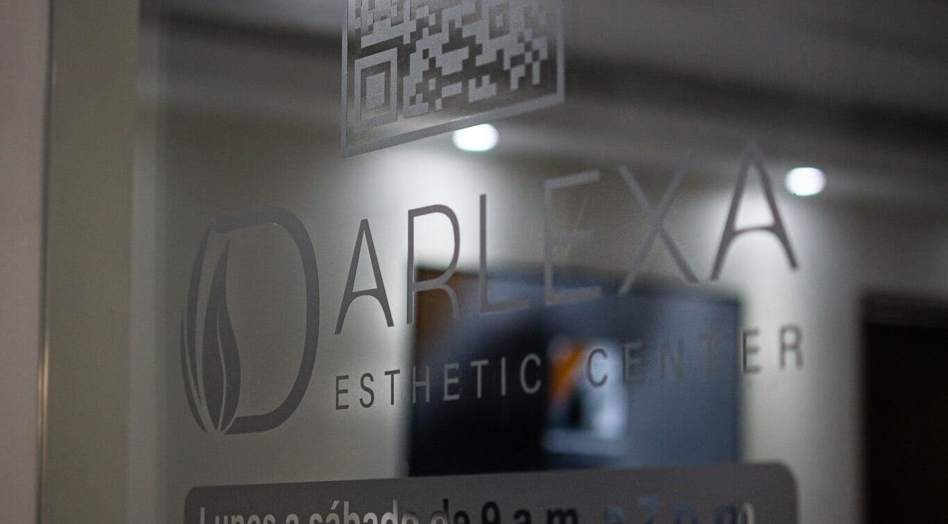 Entrada de vidrio del Darlexa Esthetic Center en Santo Domingo, Distrito Nacional, DO.