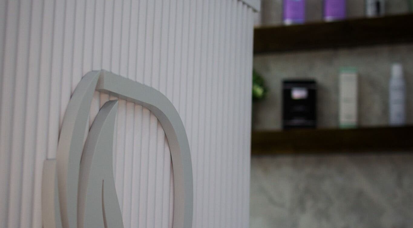 Logotipo en relieve de Darlexa Esthetic Center en Santo Domingo, Distrito Nacional, DO.