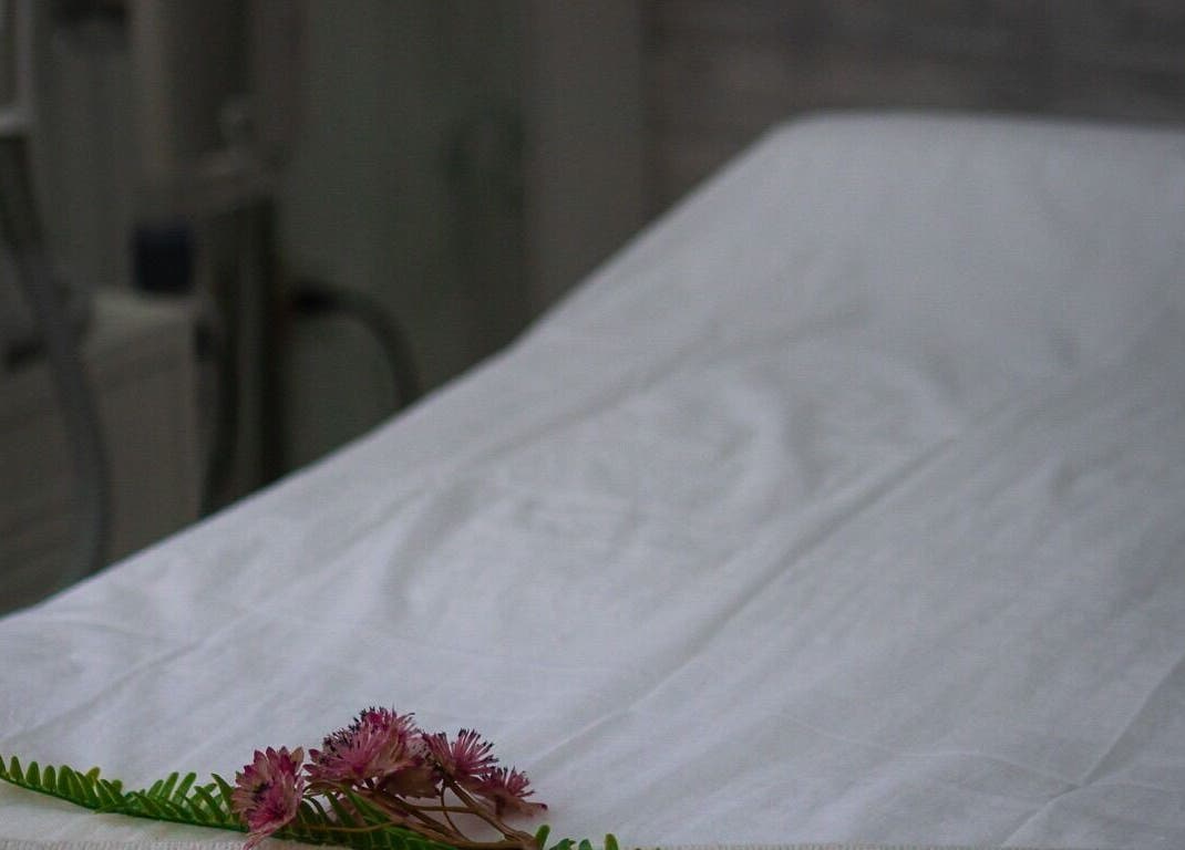 Cama de tratamiento con flores en Darlexa Esthetic Center, Santo Domingo, Distrito Nacional, DO.