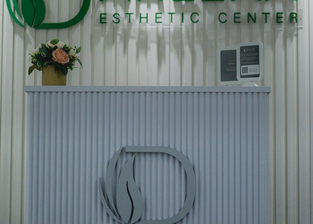 Recepción de Darlexa Esthetic Center en Santo Domingo, Distrito Nacional, DO con decoración elegante.