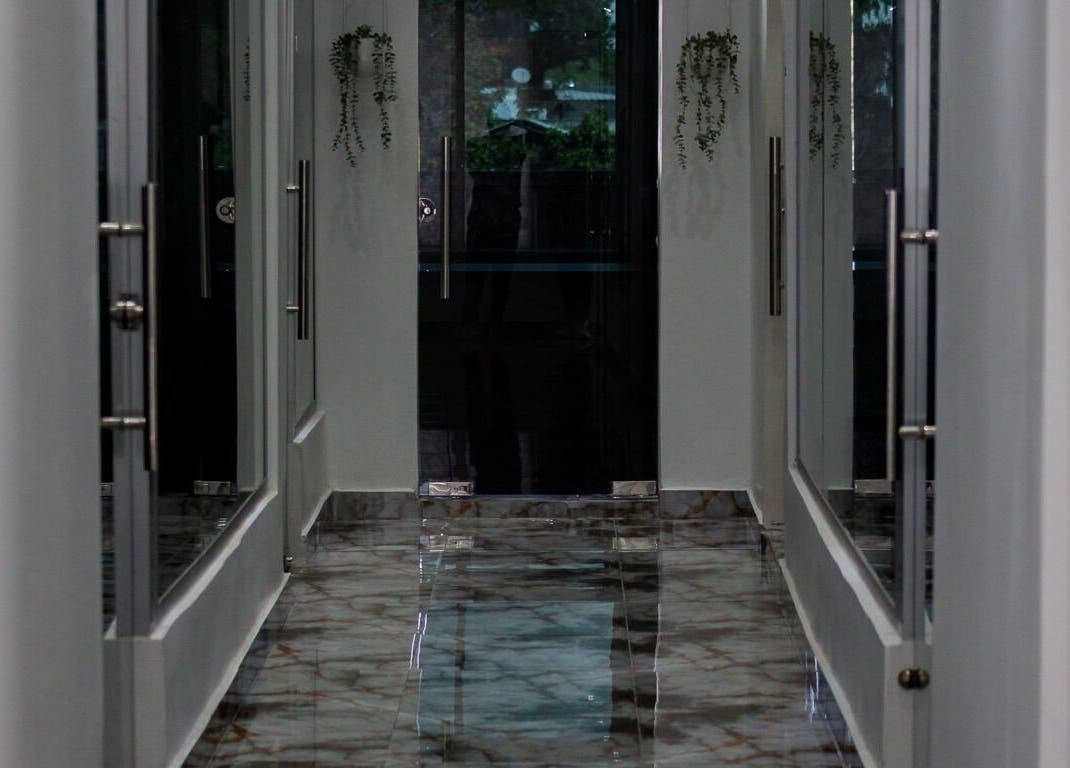 Pasillo moderno en Darlexa Esthetic Center, Santo Domingo, Distrito Nacional, DO con elegantes acabados.