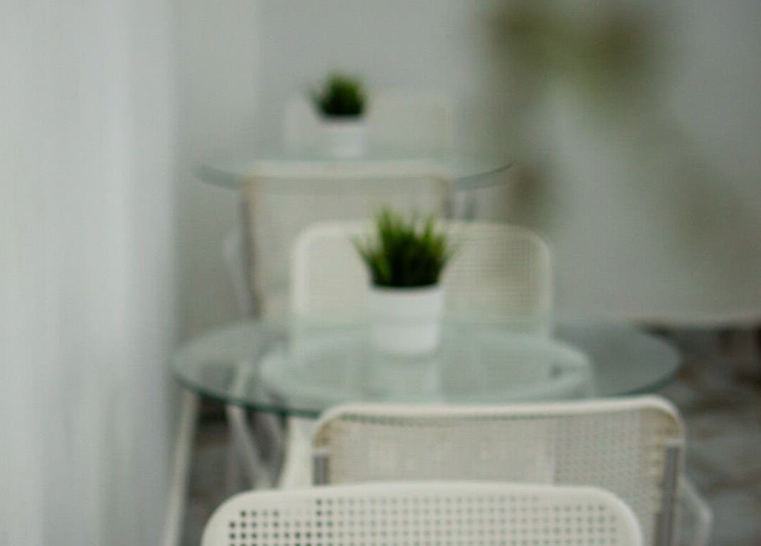 Espacio tranquilo con mesas y plantas en Darlexa Esthetic Center, Santo Domingo, Distrito Nacional, DO.