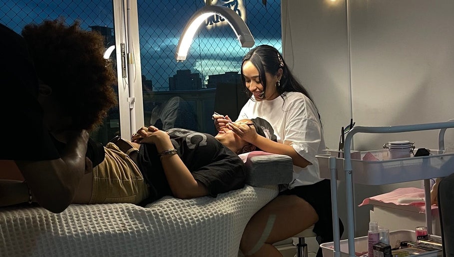 Técnica aplicando tratamiento de belleza en keilyStudio, Panamá, Provincia De Panamá, PA, en un ambiente acogedor.
