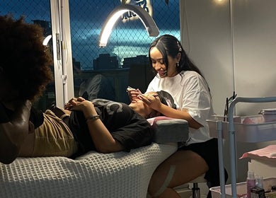 Técnica aplicando tratamiento de belleza en keilyStudio, Panamá, Provincia De Panamá, PA, en un ambiente acogedor.